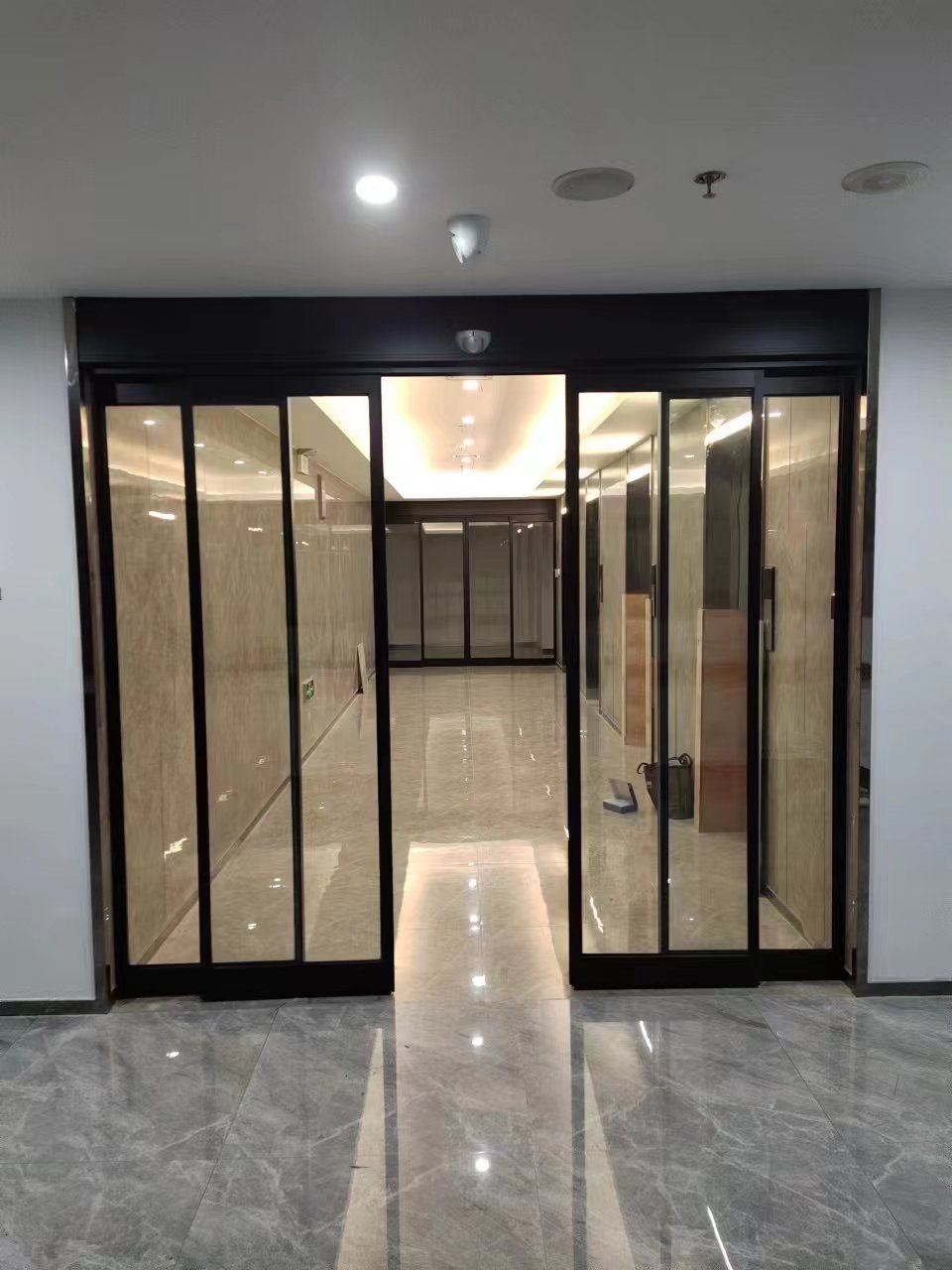 海门市玻璃伸缩门
